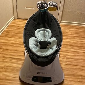 4moms mamaroo brand new used a few times adding a new born insert